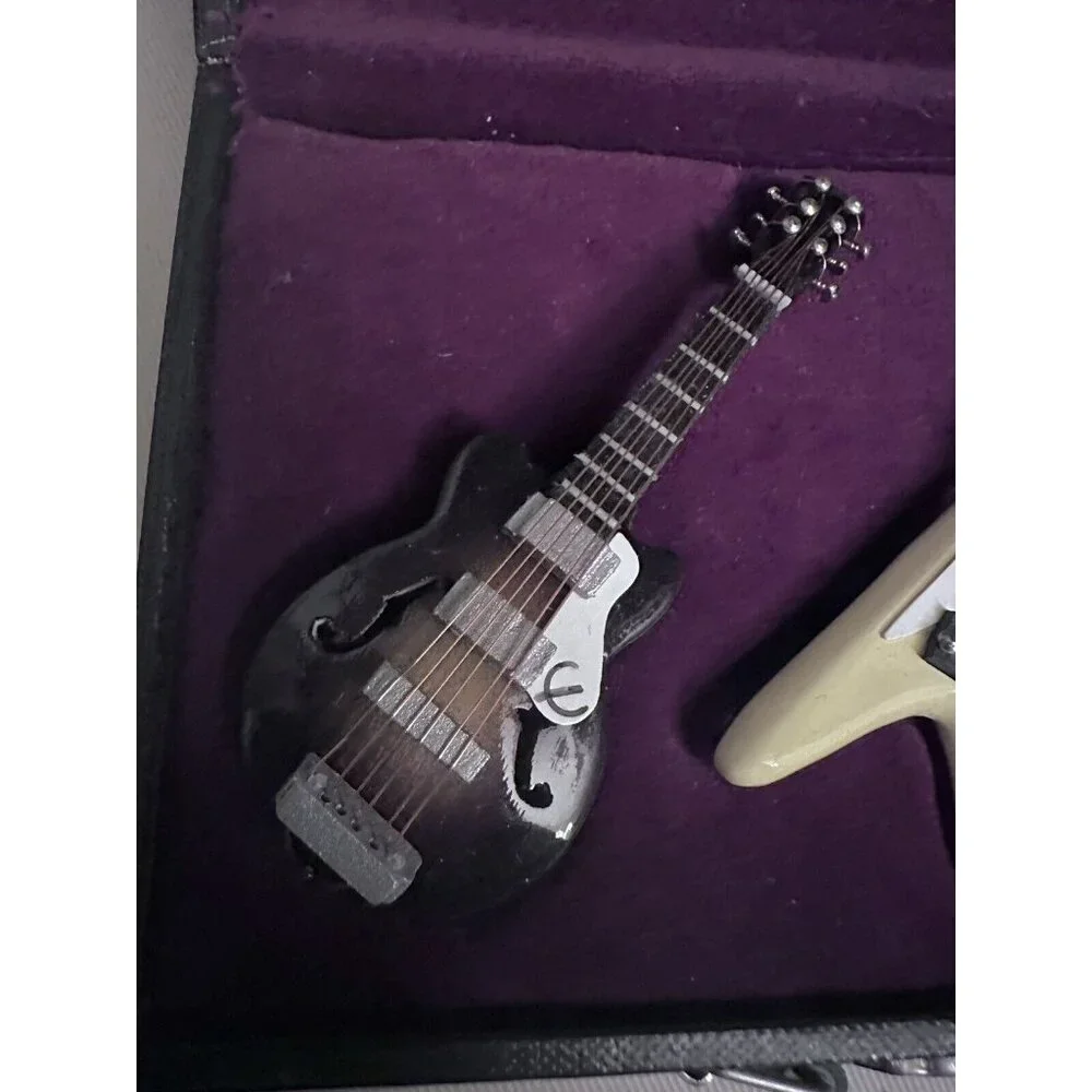 1997 Gibson Miniature Wood Guitar Pins 05702 of 10,000‎ With Case